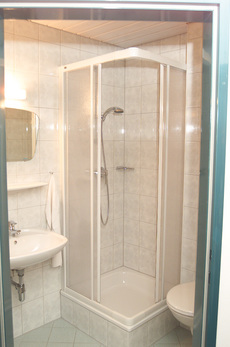 Moderne Badezimmer im Jugendgästehaus.