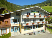 Unser Jugendgästehaus im Sommer. Zentrale Lage und doch mitten in den Bergen.