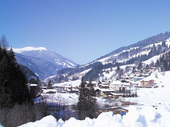 Idyllische Winterlandschaft in den österreichischen Bergen.